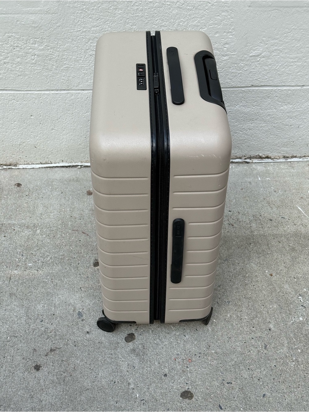 Away Bigger Carry-On Spinner Hardshell Suitcase - Picture 5 of 7
